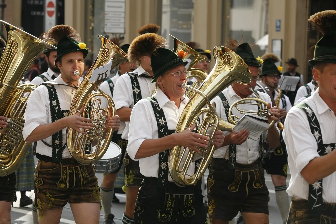 Trachtenumzug mit Blasmusik in Lederhosen