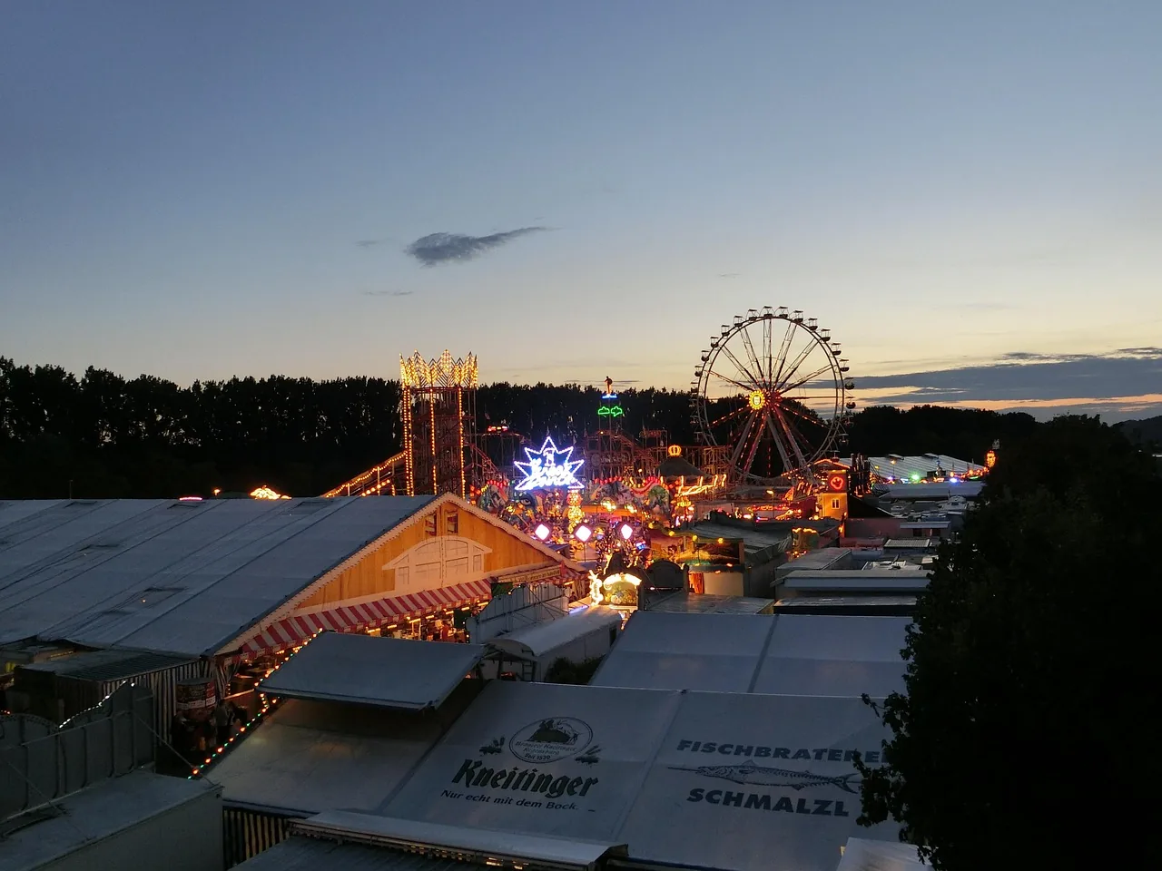 Herbstlicher Jahrmarkt mit beleuchtetem Riesenrad