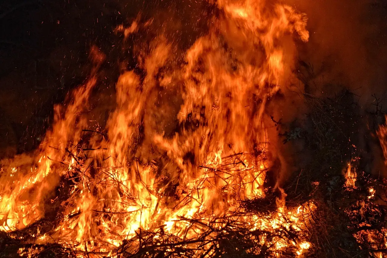 Loderndes Brauchtumsfeuer in der Nacht