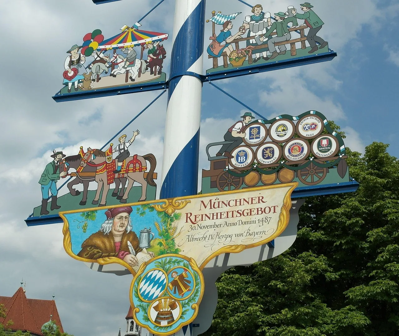 Weiß-blauer Maibaum mit Zunftzeichen