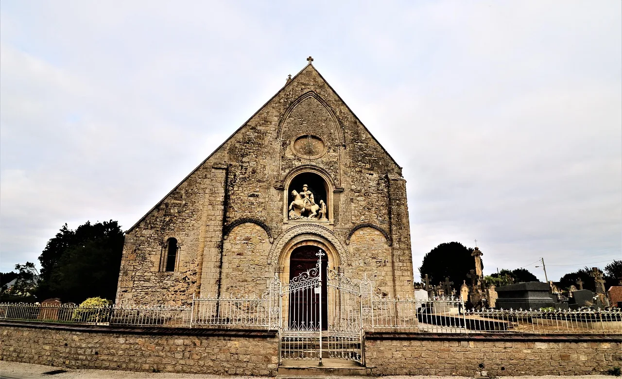 Kirchenfassade mit Darstellung des heiligen Martin zu Pferd