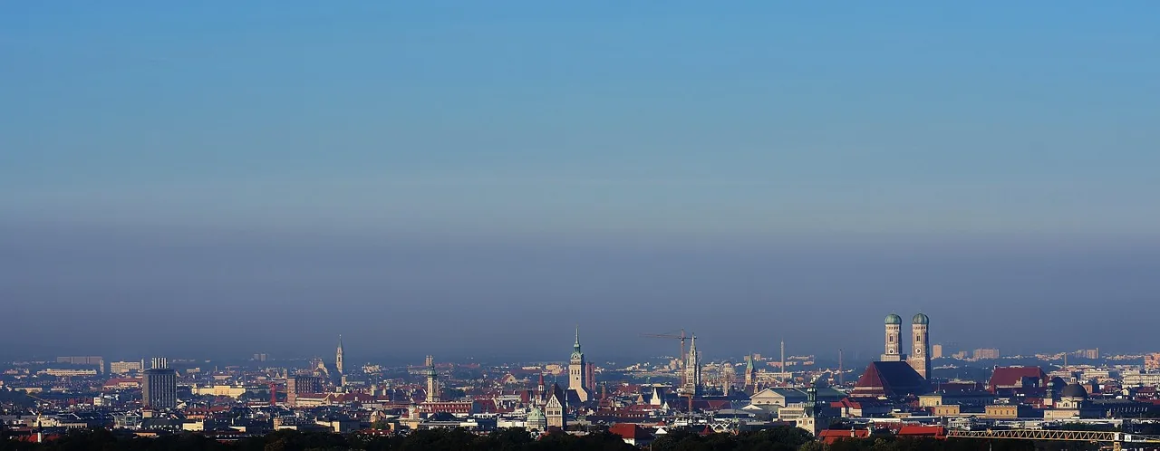 Münchner Stadtsilhouette mit den Türmen der Frauenkirche