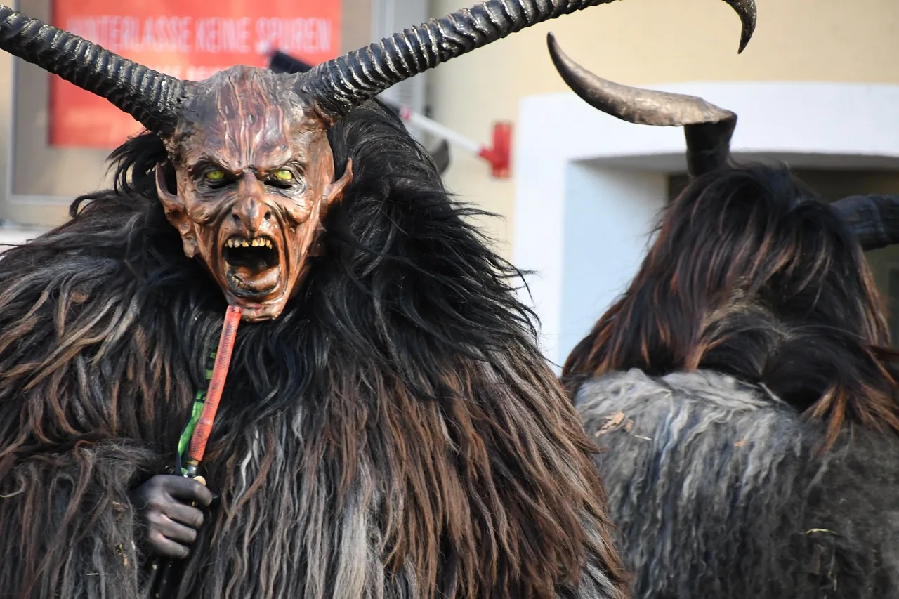 Krampusmaske mit Hörnern und Fell