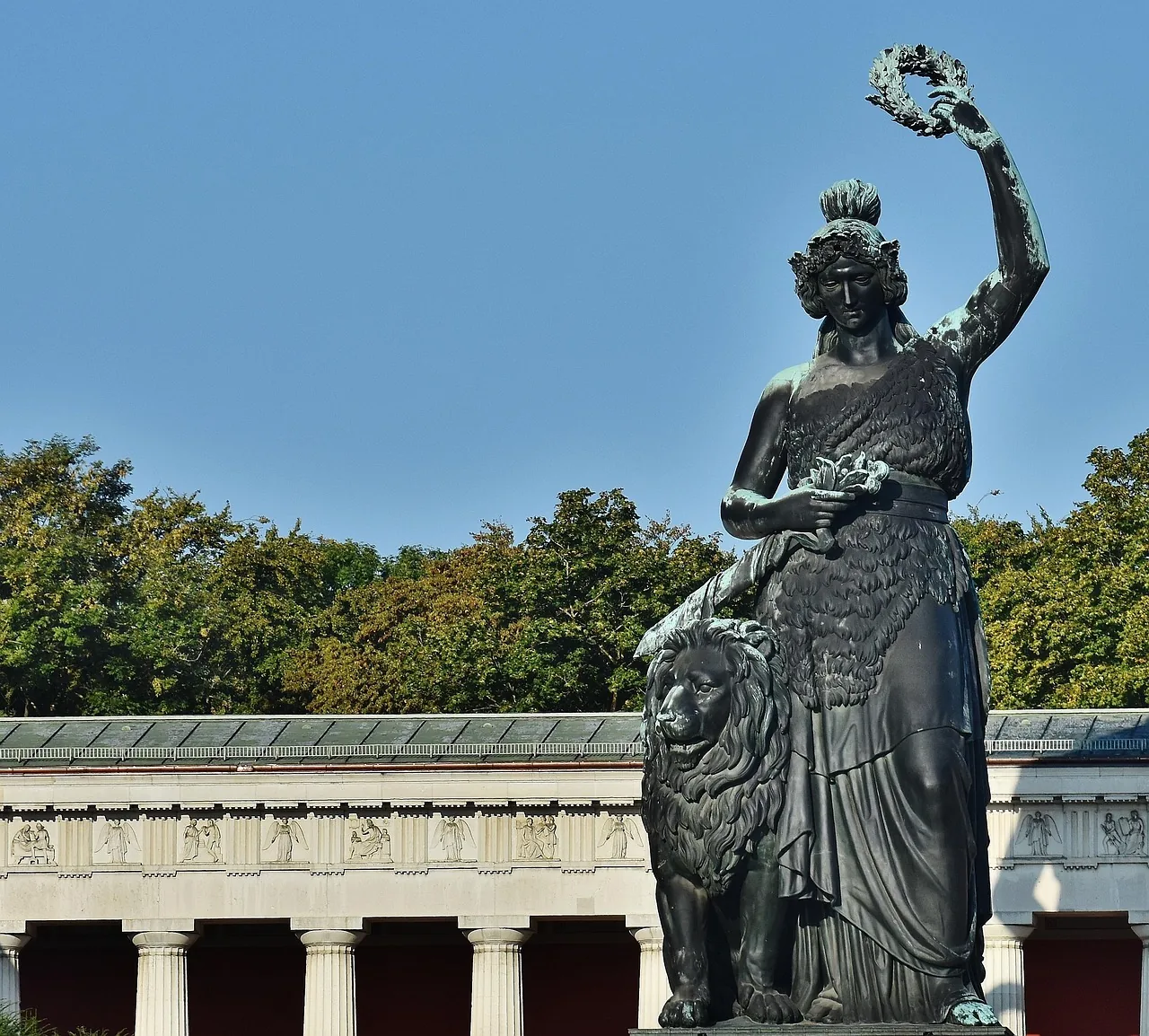 Die Bavaria mit Löwe vor der Ruhmeshalle auf der Theresienwiese