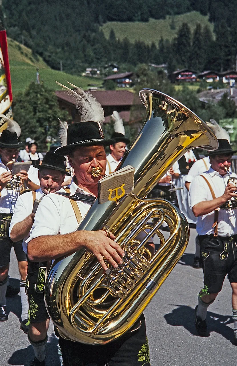 Tuba-Bläser in Tracht beim Trachten- und Schützenzug