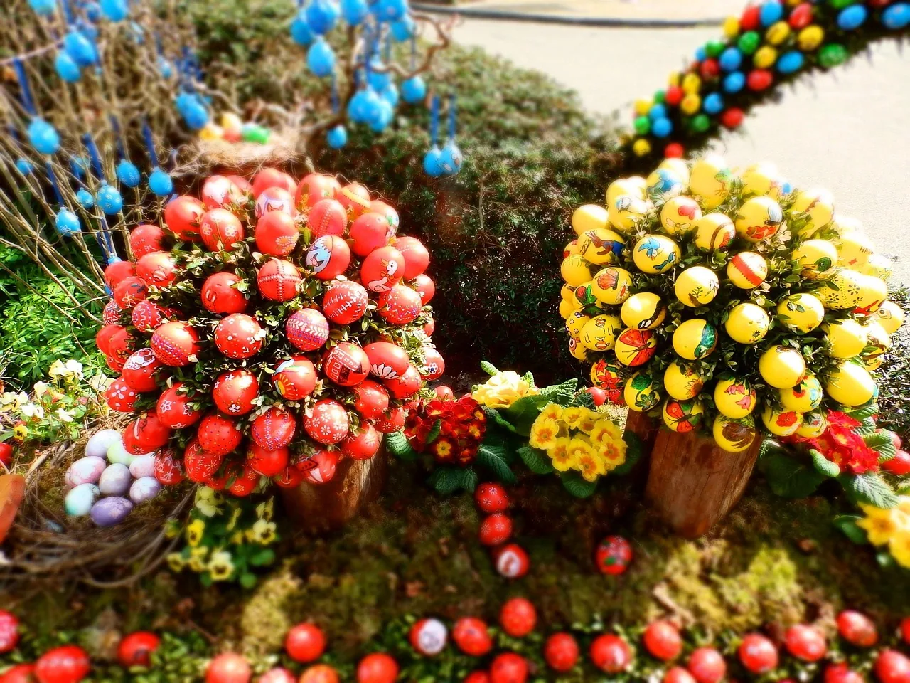 Osterbrunnen mit bunt bemalten Eiern
