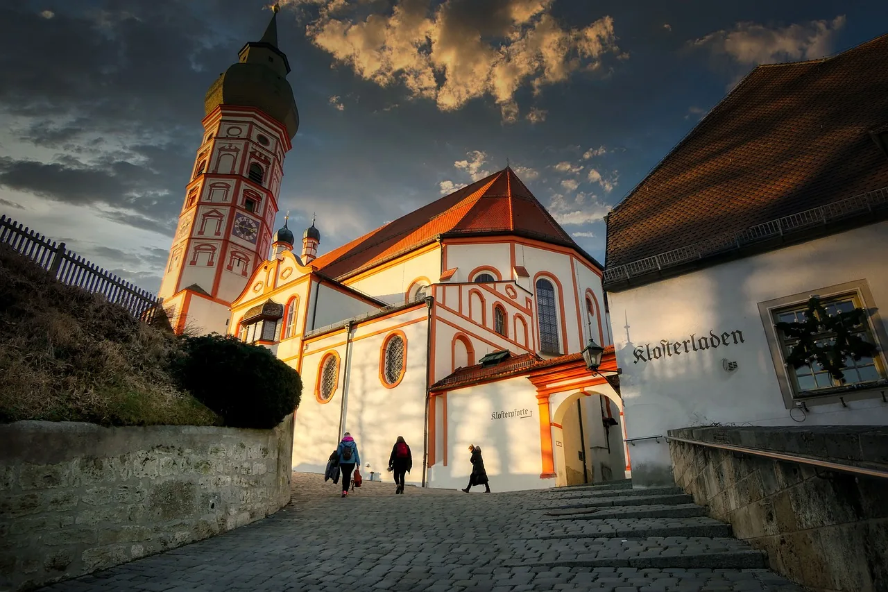 Kloster Andechs, der Heilige Berg, im Abendlicht