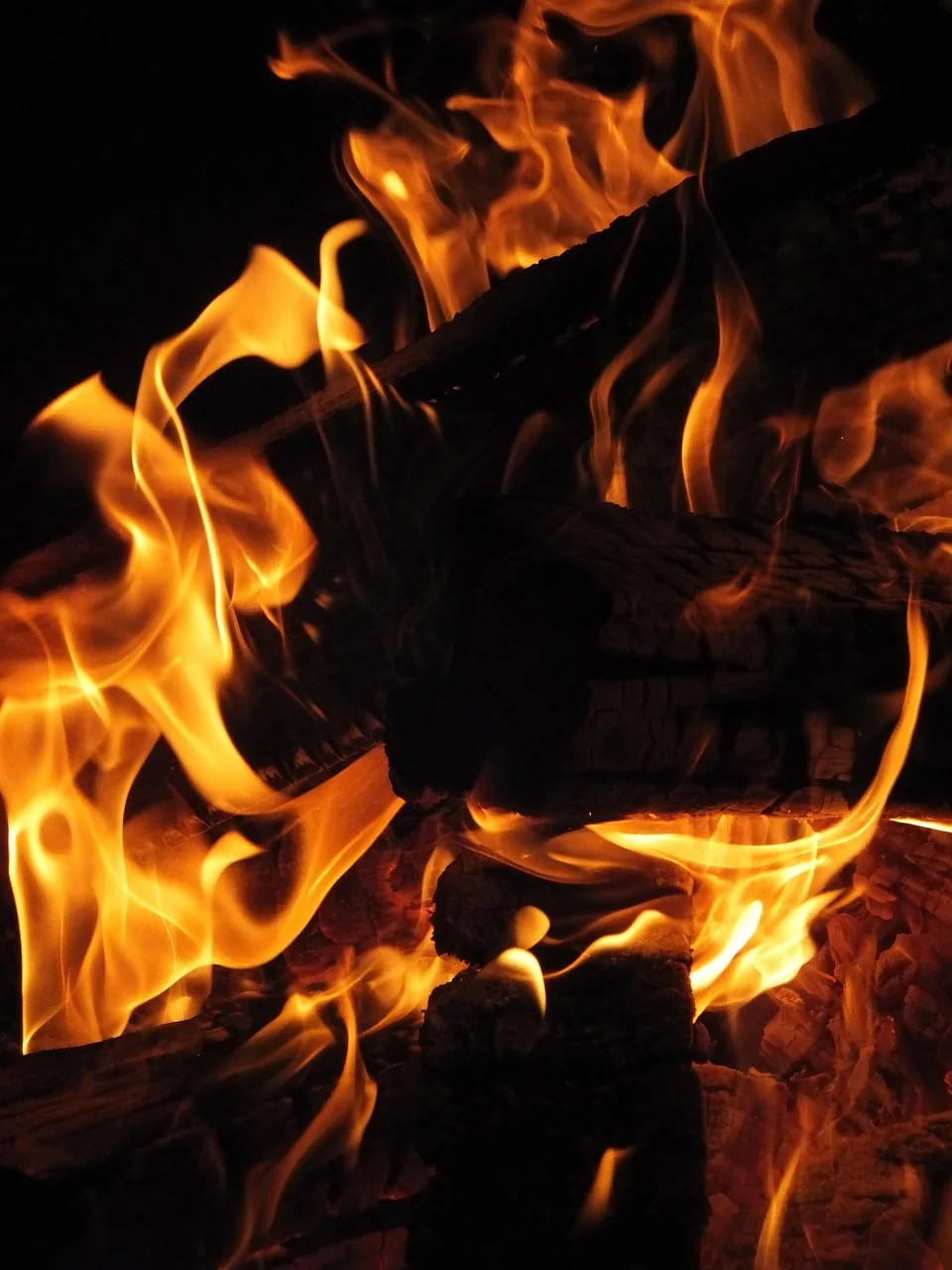 Loderndes Sonnwendfeuer in der Nacht