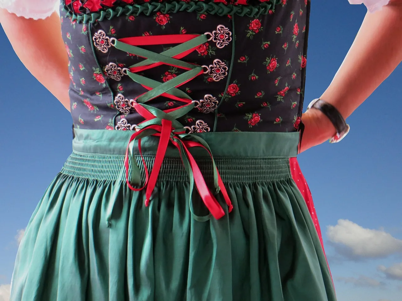 Dirndl im Detail: Schnürung, Mieder und Schürze