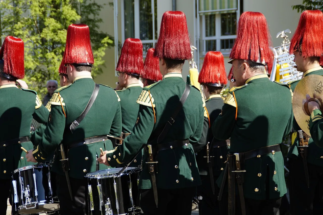 Blaskapelle in historischer Uniform mit Trommeln beim Umzug